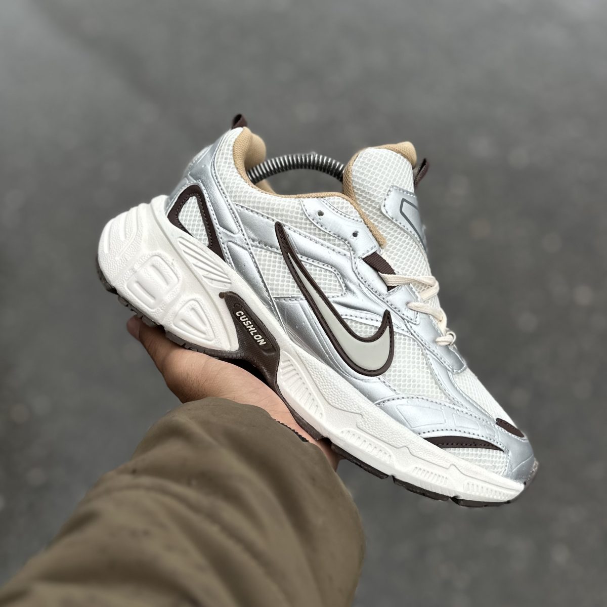 Nike v5k نقره ای