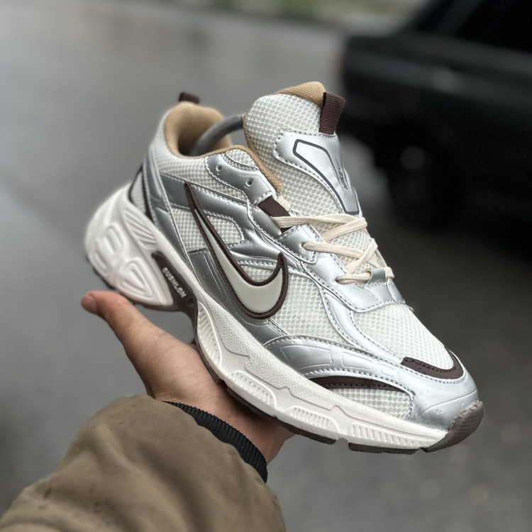 Nike v5k نقره ای