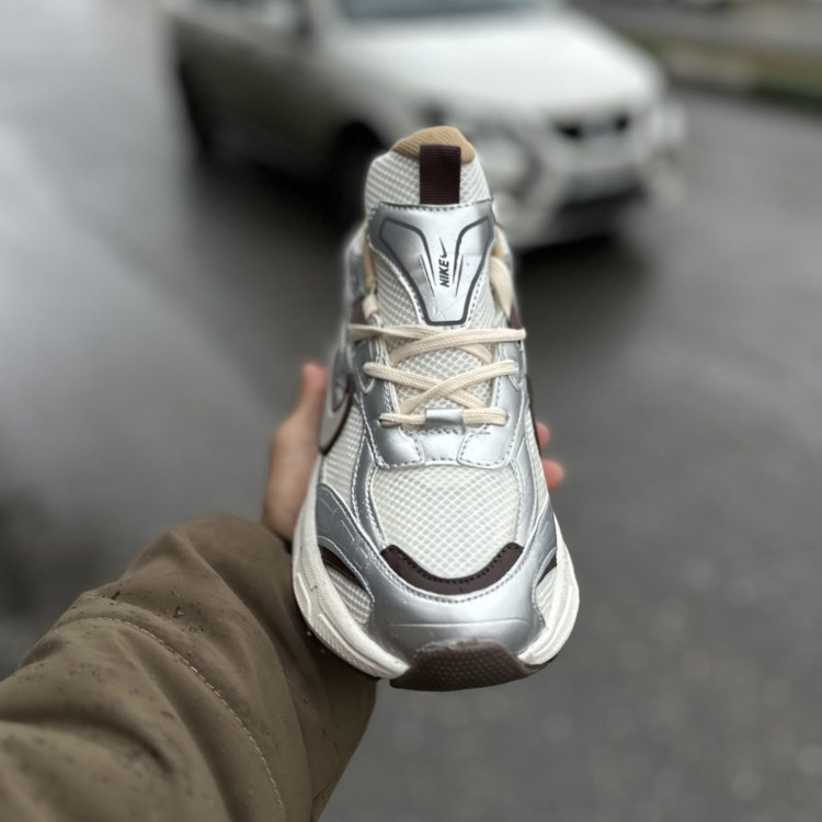Nike v5k نقره ای