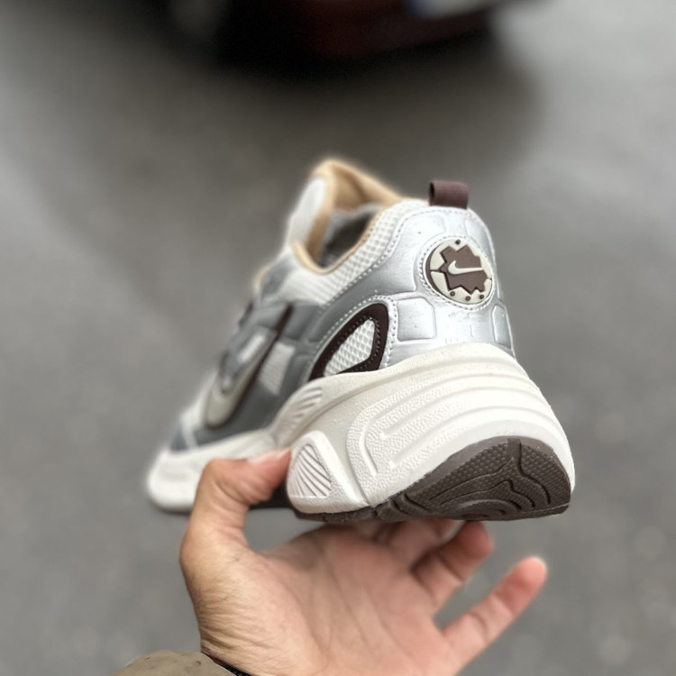 Nike v5k نقره ای