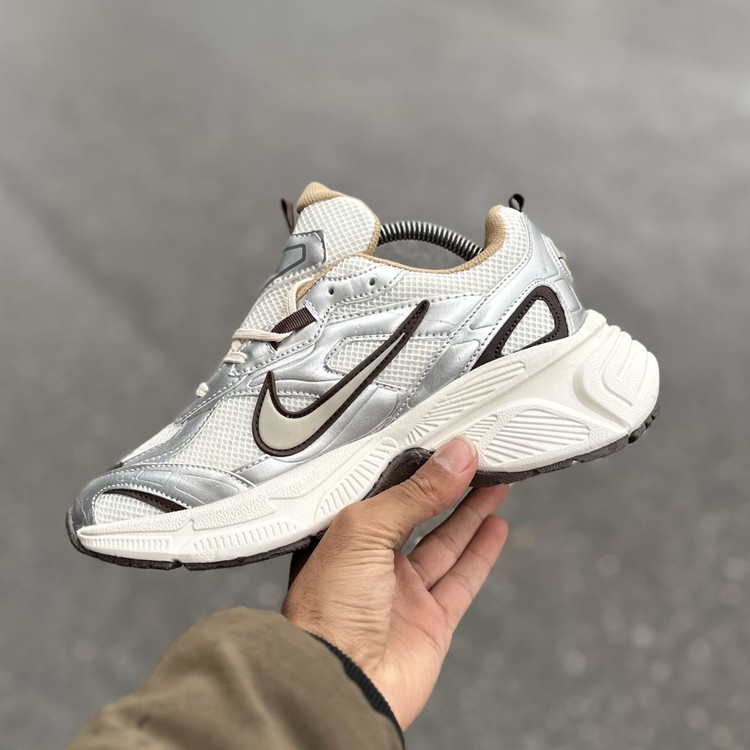Nike v5k نقره ای