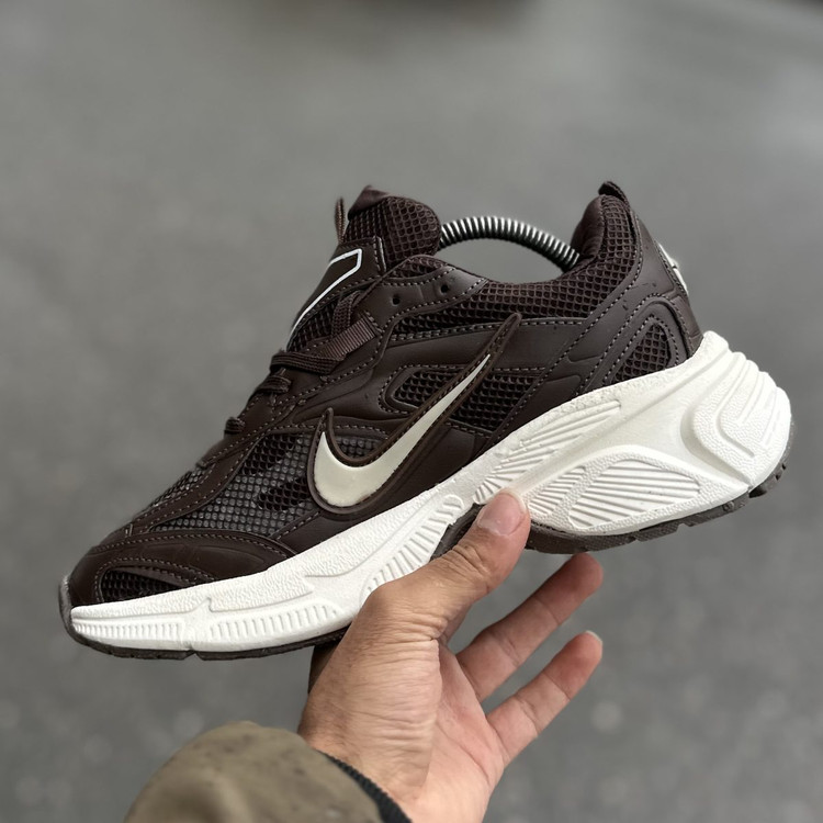 Nike v5k قهوه ای