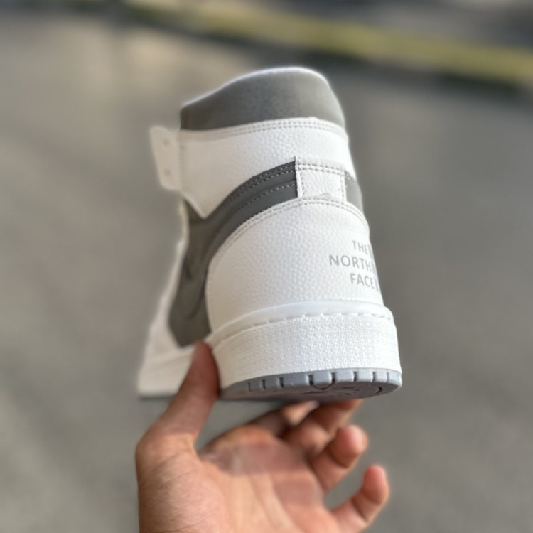 Travis northface ساقدار سفید