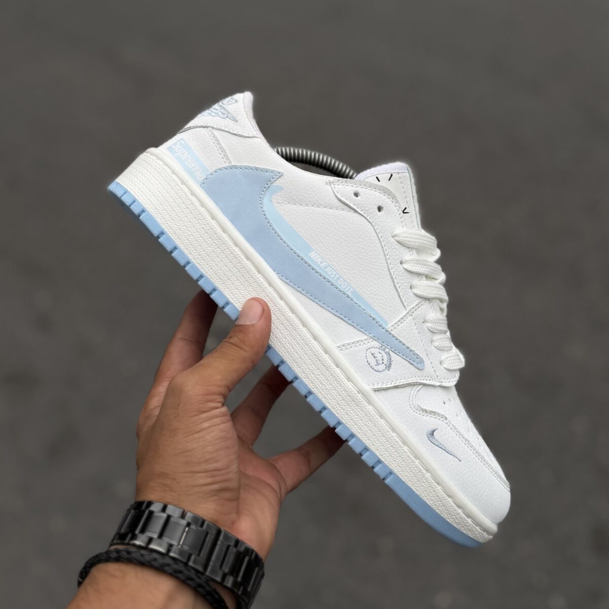 Travis Supreme سفید ابی